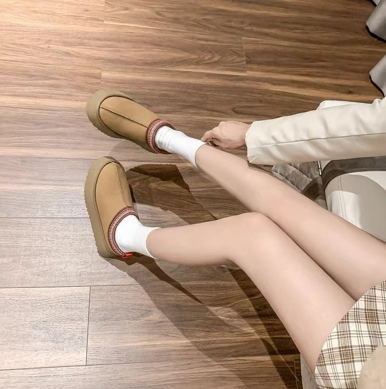 Supermodel celebrities wear the same low cut ethnic wind and snow boots for women, with one foot on plush shoes and thick soled cotton slippers for autumn and winter